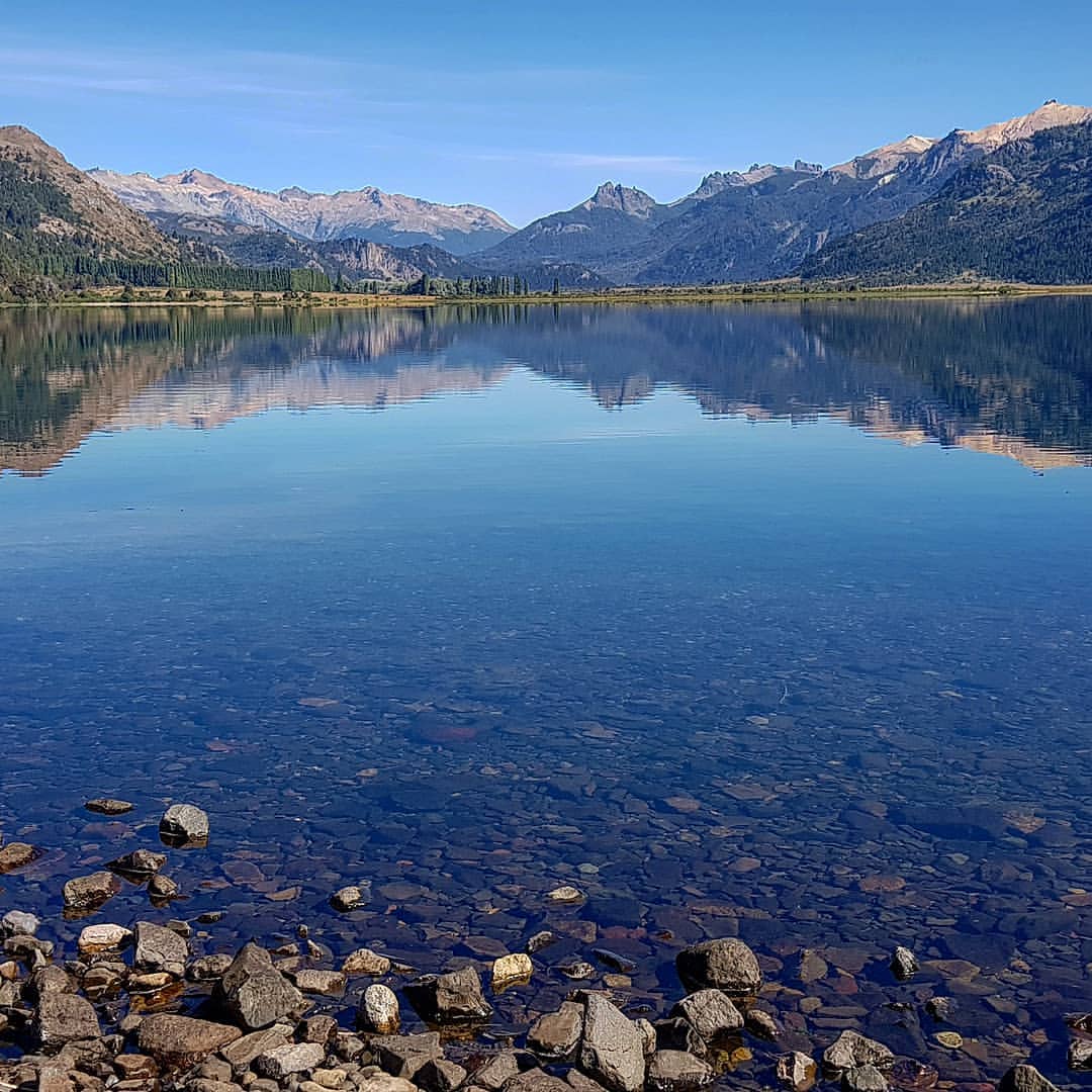 soymariche's tweet photo. Paisajeando....llega el verano y la montaña espera visitas #LagoFiloHuaHum, Neuquén y sus playitas🏖🛶🙌🏼#mariuspilli Patagonia Argentina con espejos de agua. #BuenDomingo twitter 🧉☕ https://t.co/XFbe9iJd08