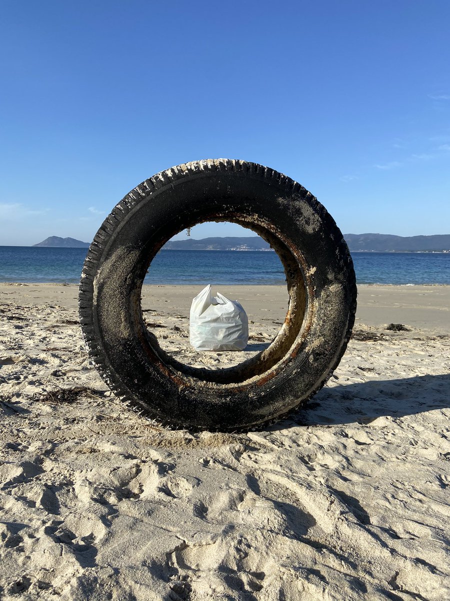 EstherMosquera1's tweet photo. Cuanto plástico debe haber en el mar como para que cada domingo pueda recoger 1-2 bolsas llenas de plástico de la playa. Y si cada uno ponemos nuestro granito de arena y a) consumimos menos plástico b) reciclamos plástico c) recogemos plástico de la naturaleza? #plasticfishers https://t.co/1JVdWeBHtq