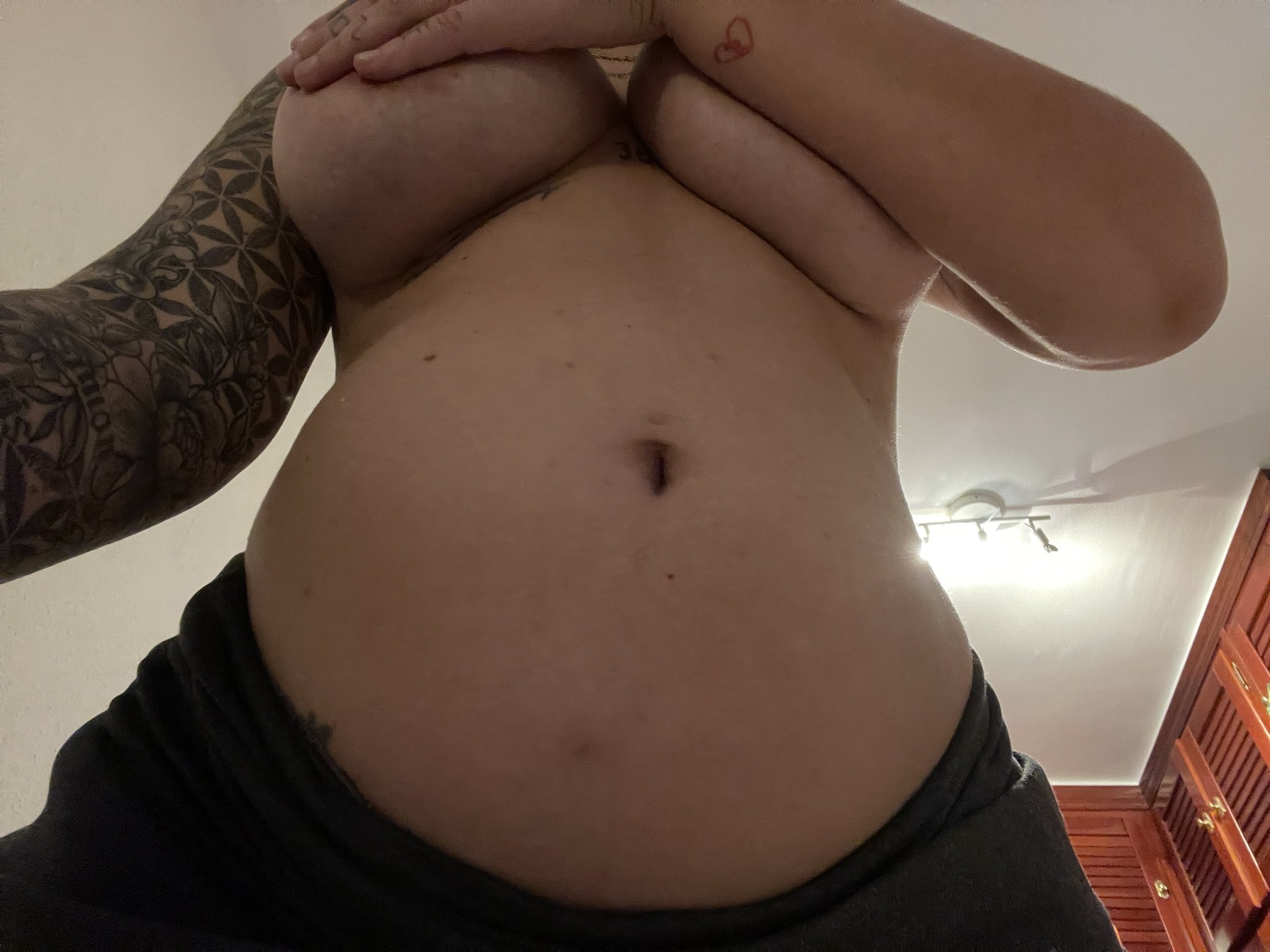 1 pic. Pregnant in month 4 🤰😍And still sexy AF! https://t.co/MI7LDJbnnp https://t.co/7IHuIkAZGV