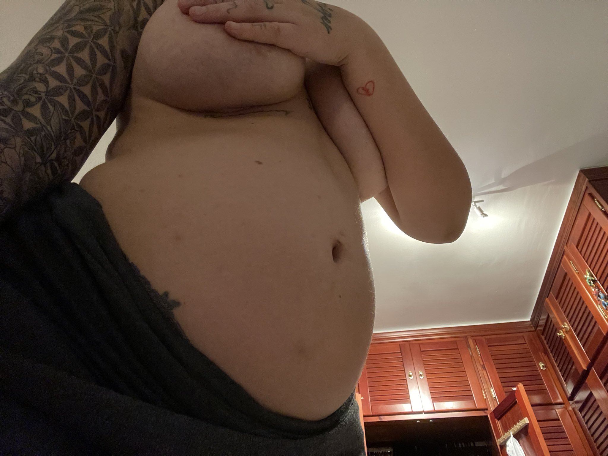 2 pic. Pregnant in month 4 🤰😍And still sexy AF! https://t.co/MI7LDJbnnp https://t.co/7IHuIkAZGV