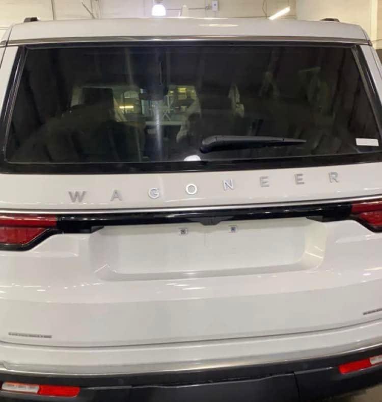 boring_cars's tweet photo. Is quality control a @Jeep thing I don’t understand? https://t.co/JeJsGmodih