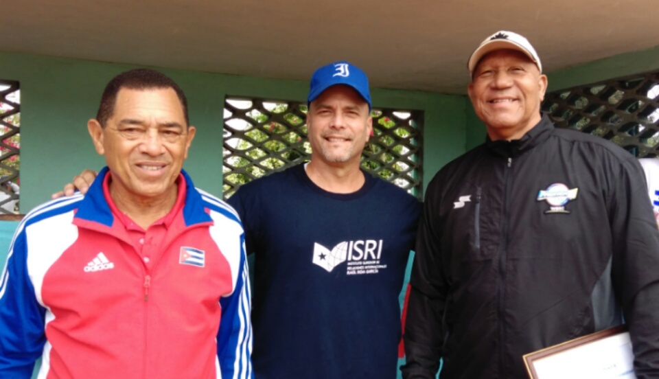 GHNordelo5's tweet photo. Hoy cumple 70 años un grande entre los grandes, león de leones, peloterazo, caballero dentro y fuera del terreno, ‘el hombre de Edmonton’ (¡que es del Cerro!), el máscara azul, el eterno #31: Pedro Medina. ¡Muchas felicidades Profe! #CubaVive #Cuba #CDRCuba #SomosDelBarrio https://t.co/s6zhJHHfdj