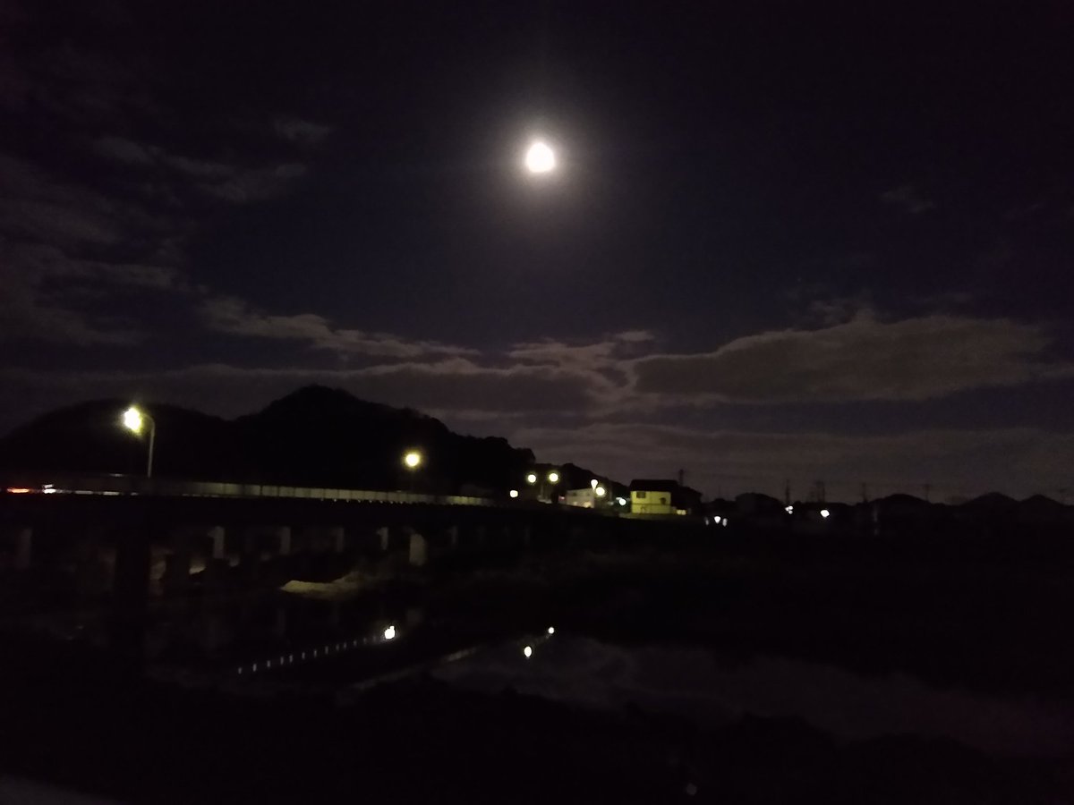 tatak_tarky's tweet photo. ＃RuntotheMOON ＃加古川マラソン のイベントなんとか目標の300km達成しました。事務局の方、協賛いただいた企業団体の方ありがとうございました
＃IDATENソックス と ＃HANZO なくして達成は無理でした。感謝いたします
そして一緒に協走してた皆さんありがとう。皆さんのおかげで頑張れました https://t.co/kW9pMn4Y0N