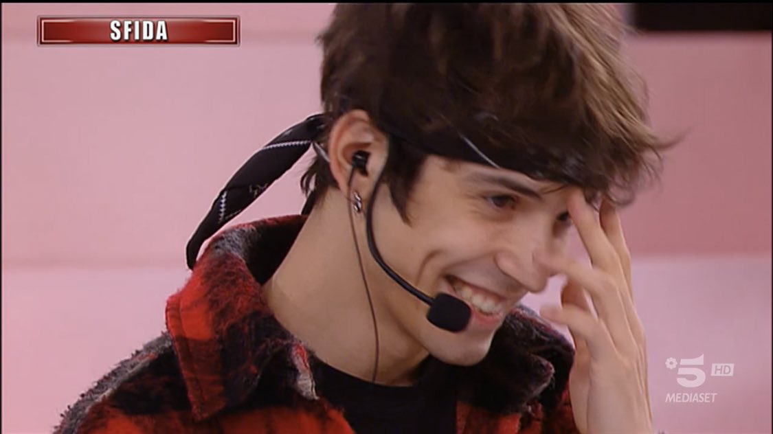 in_esaurimento's tweet photo. Hanno detto ti amo l’hai sentito 
Alex: 
#Amici21 https://t.co/tO9tiEjIsO