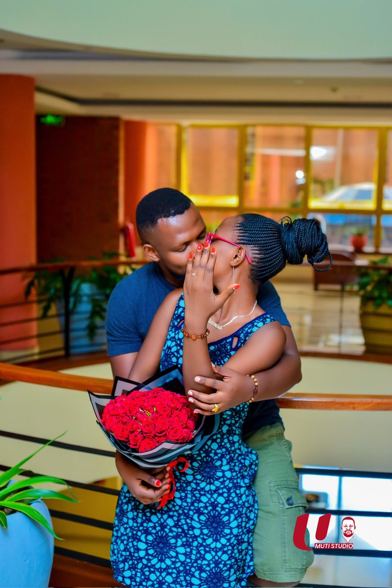 umutistudio's tweet photo. Happy Sunday Fam ❤️ we love you more mweseeeee 🙌🏾😊 Imana Ikomeze Ibaturindire nukuri 🙏🏿🥰
#Bucuras 

Photo: #UmutiStudio🏆 
#LaCasaDeLosRecuerdos📸🎥 https://t.co/qRO0sQoPFL