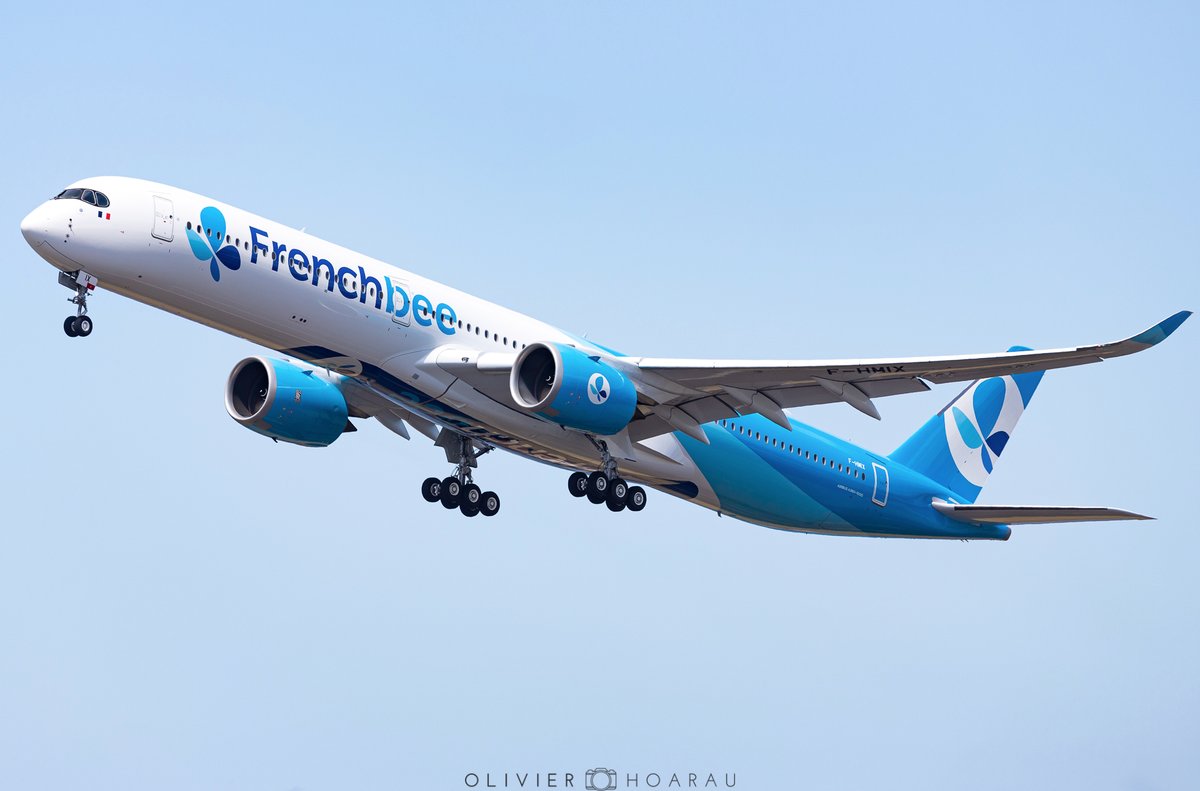 OlivierHoarau's tweet photo. 🇫🇷 Meeting with #FHMIX, the first #A3501000 of @flyfrenchbee this morning for the first commercial flight from #Paris to #LaReunion 😍
#Airbus #A35k #FrenchBee #A350 #Aircraft✈️ https://t.co/zy7v5KqrLJ