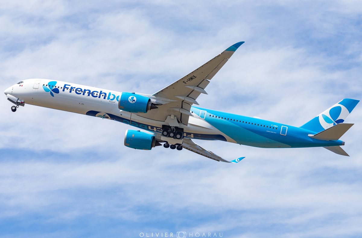 OlivierHoarau's tweet photo. 🇫🇷 Meeting with #FHMIX, the first #A3501000 of @flyfrenchbee this morning for the first commercial flight from #Paris to #LaReunion 😍
#Airbus #A35k #FrenchBee #A350 #Aircraft✈️ https://t.co/zy7v5KqrLJ
