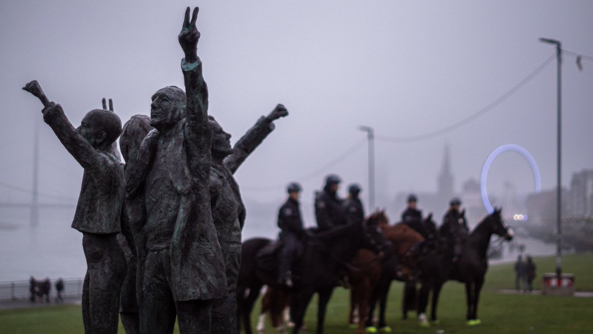 GrauZoneMedia's tweet photo. #Dus1812 

1/12

In #Düsseldorf folgten gestern rund 300 Menschen dem Protestaufruf von @duesseldorfquer gegen #Coronaleugner und #Nazis. Einen Steinwurf weit entfernt, sammelten sich etwa 4000 zu einer #Querdenken Kundgebung - durch ein Polizeiaufgebot von der #Antifa getrennt. https://t.co/qXCBHdoyf6