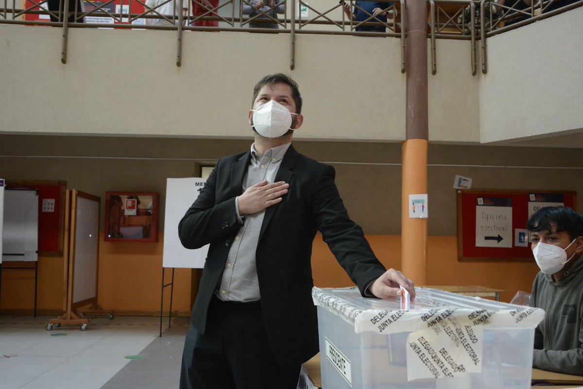 GabrielBoric's tweet photo. Emocionado de ejercer el derecho a voto en mi Magallanes querido. Desde aquí te invito a que participes tú también de este proceso. Hoy Chile te necesita, para que la esperanza le gane al miedo! https://t.co/FGI9z5nL63