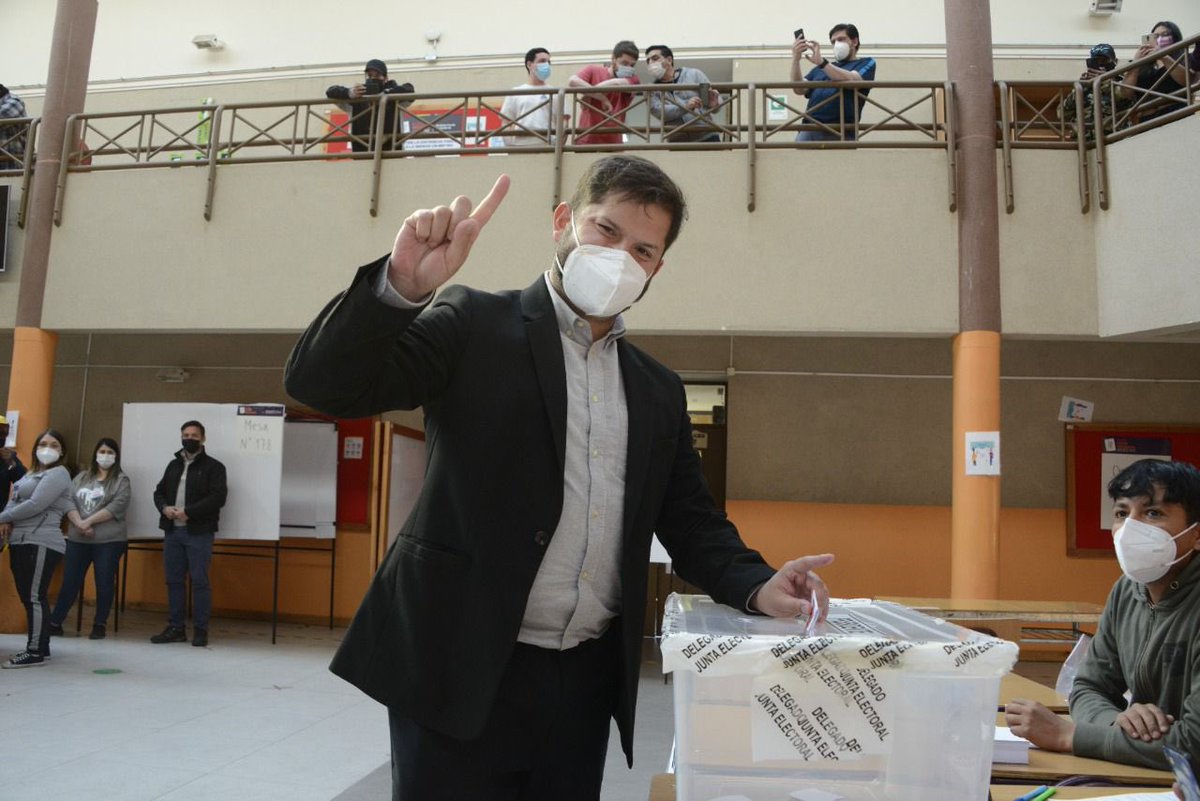 GabrielBoric's tweet photo. Emocionado de ejercer el derecho a voto en mi Magallanes querido. Desde aquí te invito a que participes tú también de este proceso. Hoy Chile te necesita, para que la esperanza le gane al miedo! https://t.co/FGI9z5nL63