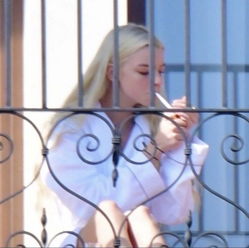 FLOSW1FE's tweet photo. anya taylor joy has so much power she makes smoking look healthy https://t.co/mARAT31OiG