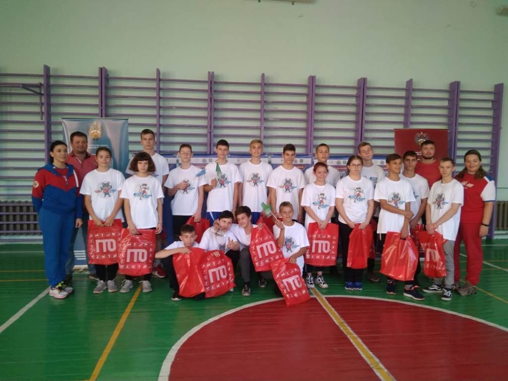 7 октября в нашей школе прошел фестиваль ГТО «Победи себя!». Школьники сдавали нормативы согласно своей возрастной ступени: отжимание, метание мяча в цель, подтягивание на перекладине, прыжки в длину с места, наклоны туловища. Нормативы принимали судьи центра тестирования ГТО.