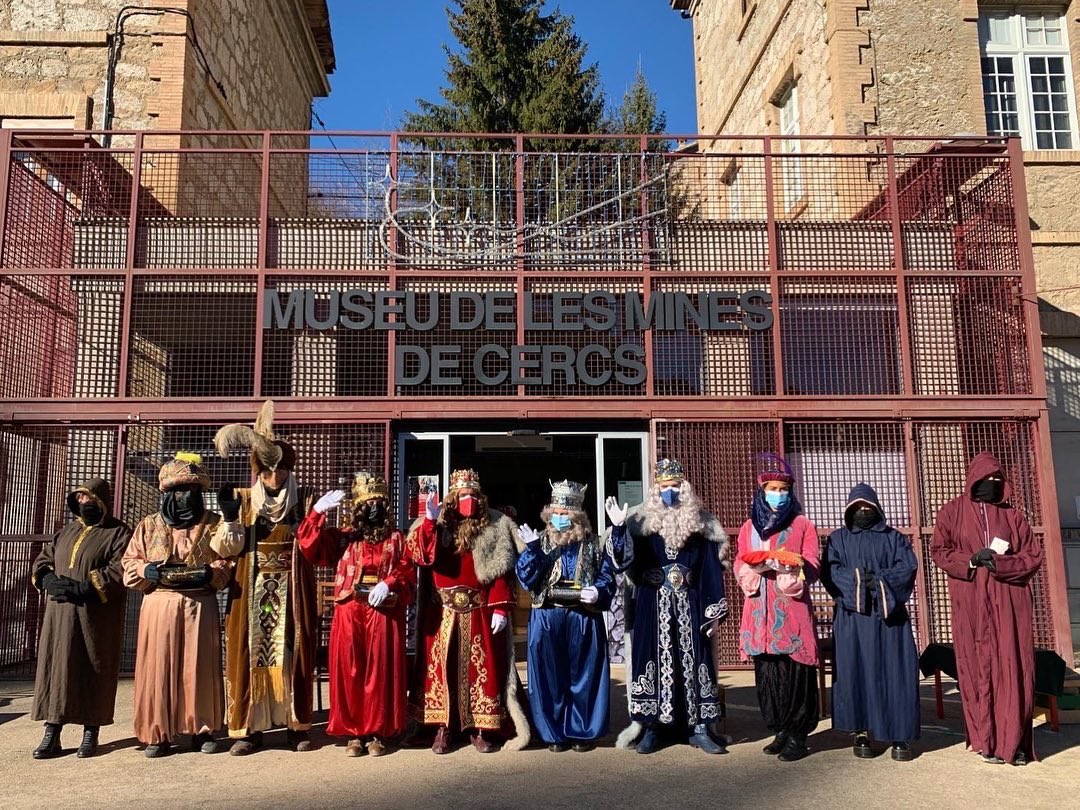 ReisMagsCercs's tweet photo. Ses Majestats ja estan de tornada a l’Orient molt satisfets amb la recollida de carbó i contents d’haver-vos pogut veure de nou.

A tots aquells infants que, malauradament, us heu hagut de quedar a casa confinats Ses Majestats us envien una càlida abraçada.

#cercs #bergueda https://t.co/bRAzXeDOAI