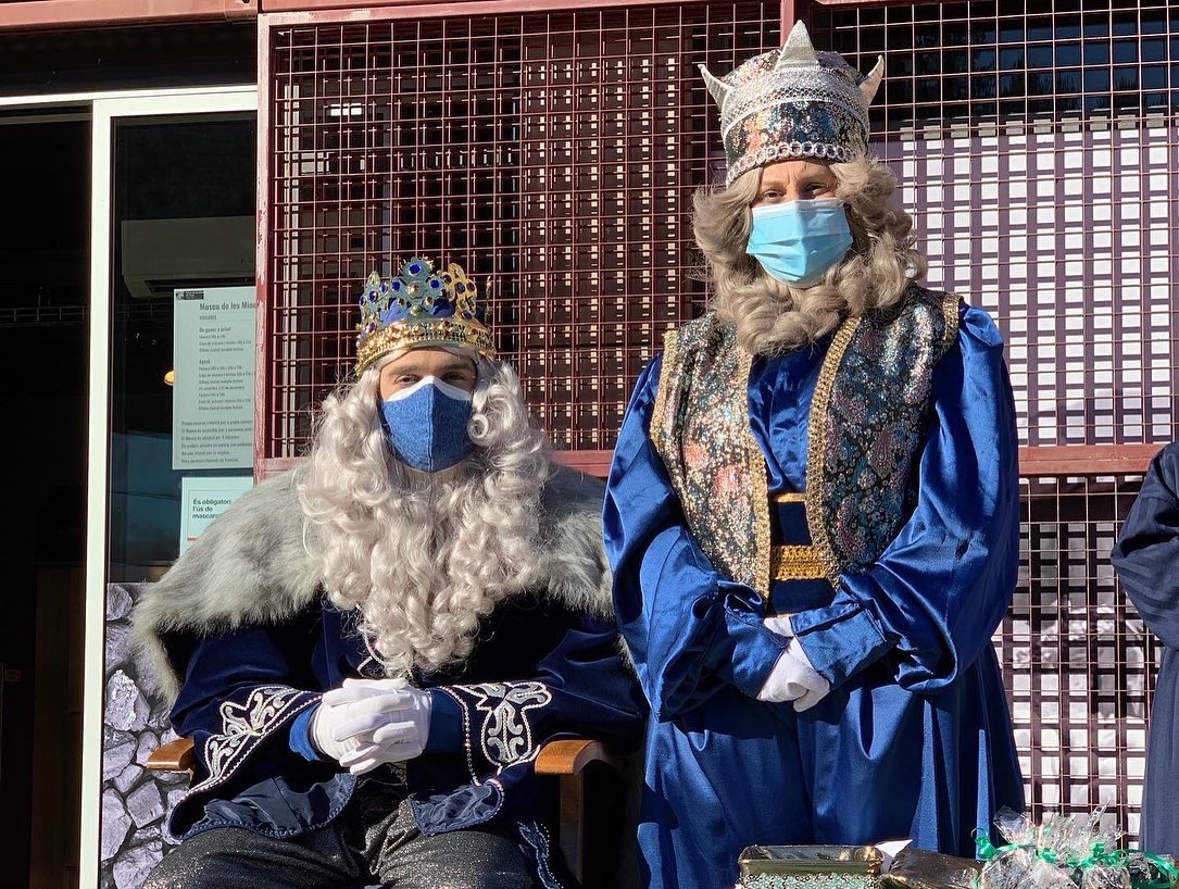 ReisMagsCercs's tweet photo. Ses Majestats ja estan de tornada a l’Orient molt satisfets amb la recollida de carbó i contents d’haver-vos pogut veure de nou.

A tots aquells infants que, malauradament, us heu hagut de quedar a casa confinats Ses Majestats us envien una càlida abraçada.

#cercs #bergueda https://t.co/bRAzXeDOAI