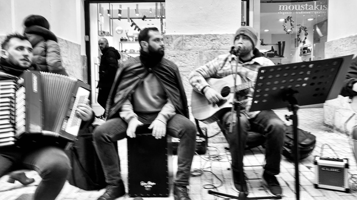 Christmas buskers on Ermou St.

#Greece ✨