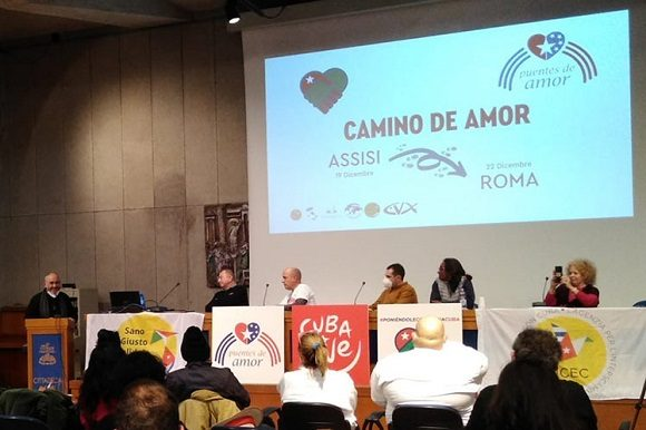 La iniciativa “Un camino de amor” se trasladó este domingo desde la ciudad italiana de Asís, hasta la vecina localidad de Ceselli, para comenzar una caminata de más de 100 kilómetros hasta Roma, en cuatro etapas. #PuentesDeAmor #Cuba #NoMasBloqueo