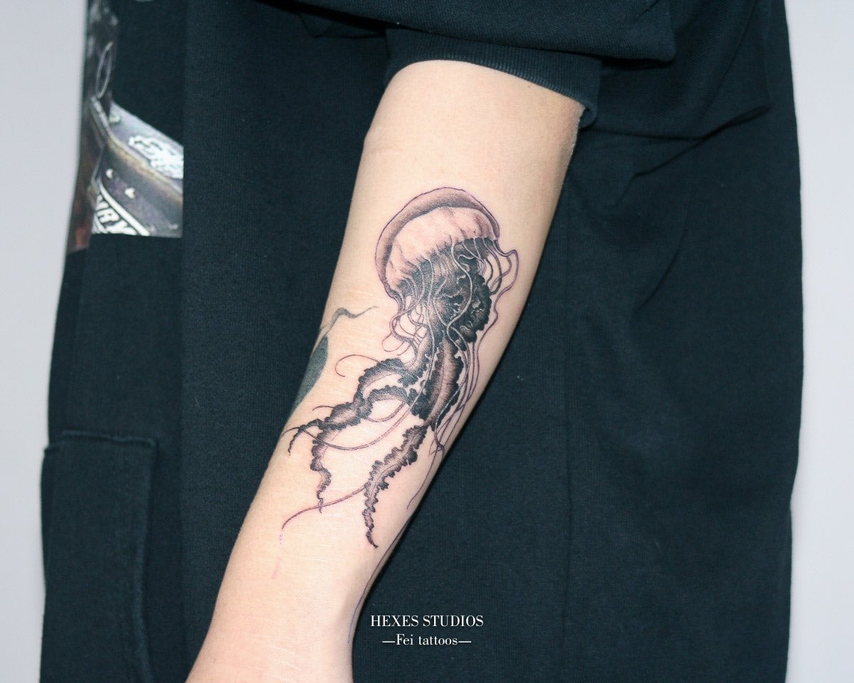 팔 위를 유영하는 해파리. .🐡🐠🐟🐬🐳🐋🦈🦭 흉터 커버업 입니다. #페이타투 #해파리타투, image size:1200x960