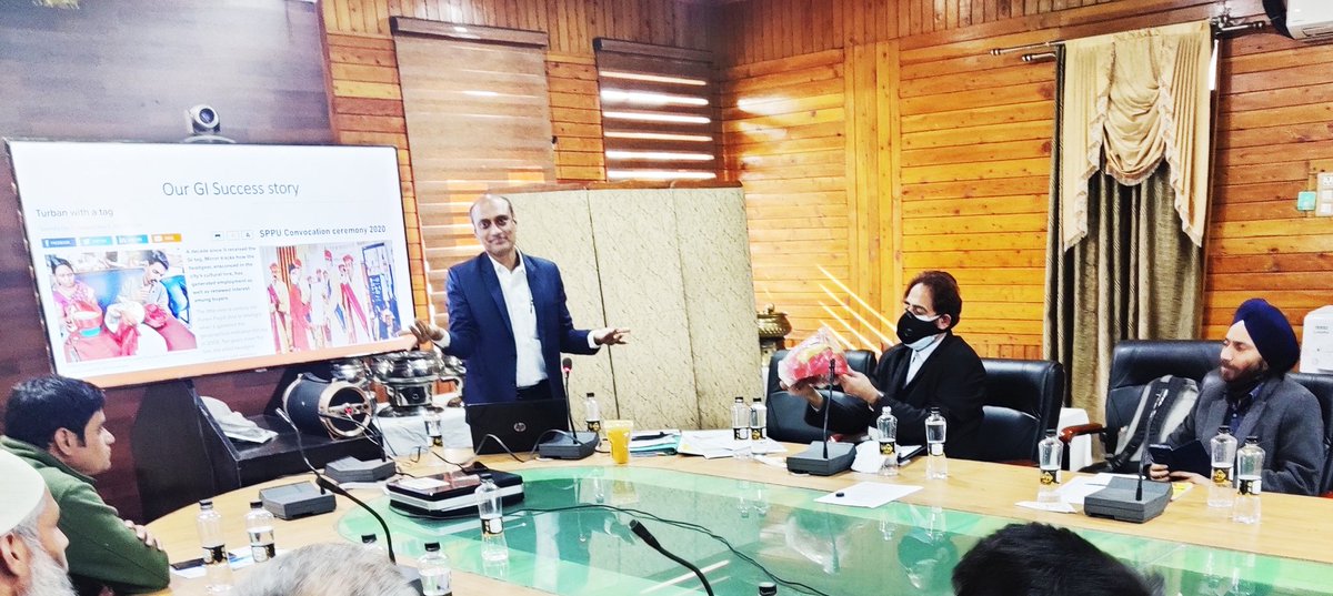 AreaKulgam's tweet photo. I  still feel fresh with good knowledge which you spread while attending a meeting at Kashmir with the officers of @dirhpm on commercialisation of #GItagging ,look forward to connect enterprenures who want #Garlic #GI tagged at #Yaripora Kulgam @vishesh_jk @DrBilalbhatIAS https://t.co/b8cavSXer9