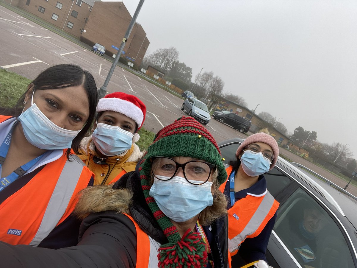 joolsmitchel's tweet photo. @mrpaulcmorris @JamesPagetNHS @SuffolkLSAR @HelenAshby3 @mrspeds77 Lovely working with these ladies today jabbing in car park at jpuh https://t.co/6kZfophZEG