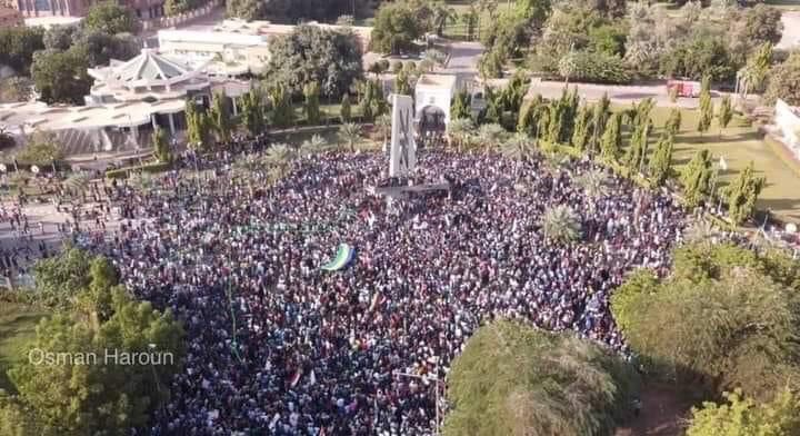 وصول المتظاهرين إلى القصر الجمهوري #السودان 
#مليونية19ديسمبر