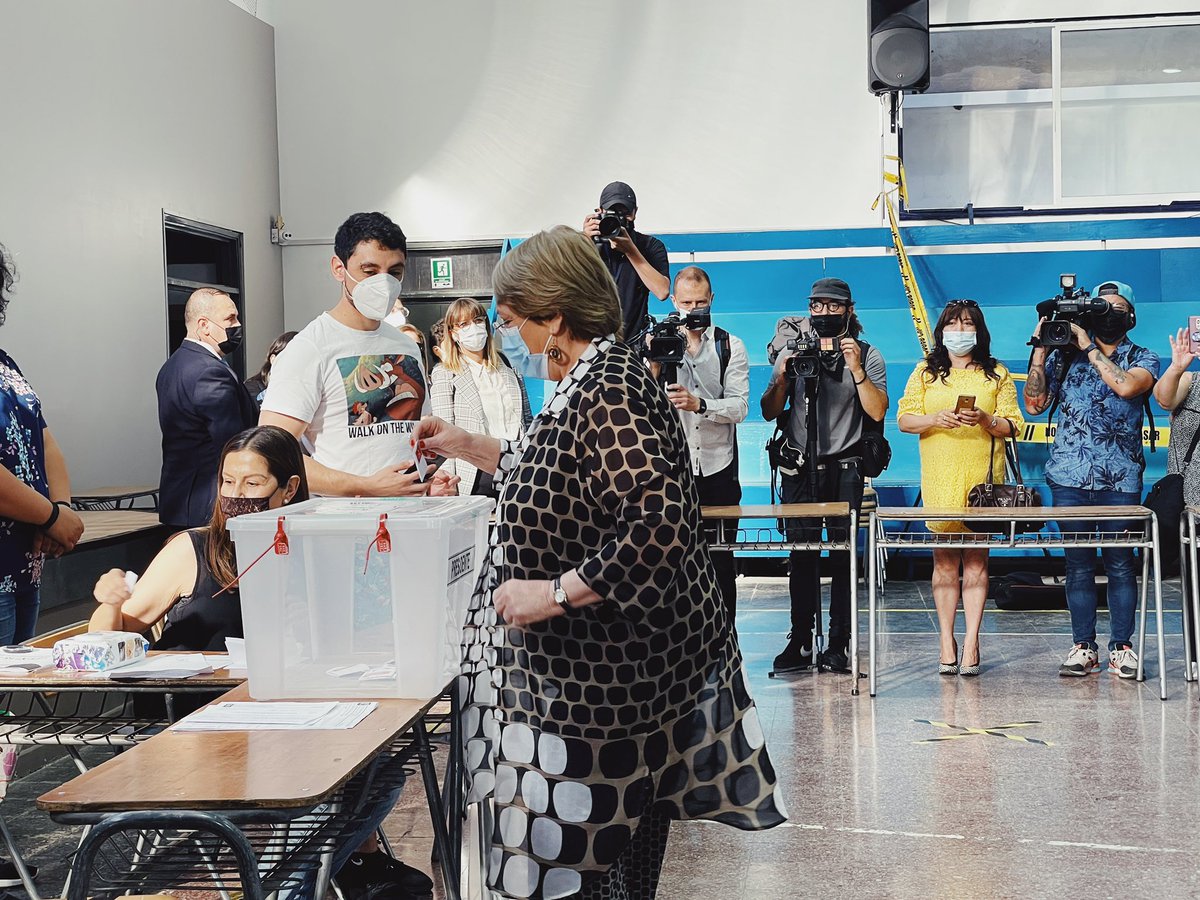 “Que la esperanza le gane al miedo” - ex Presidenta <a href="/mbachelet/">Michelle Bachelet</a> al votar hoy 🗳 🌈.