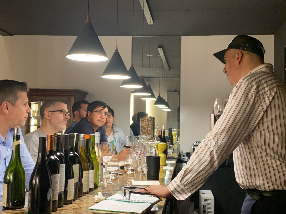 VinotecaMRWines's tweet image. Ayer 45 personas se acercaron a Wining entre las dos degustaciones que  hicimos/ 1ro Otronia y Magna Montis y 2do #LosElegidosDeMusu 
El vino me gusta mucho, pero más me gusta comunicarlo!! A ustedes no les pasa lo mismo?