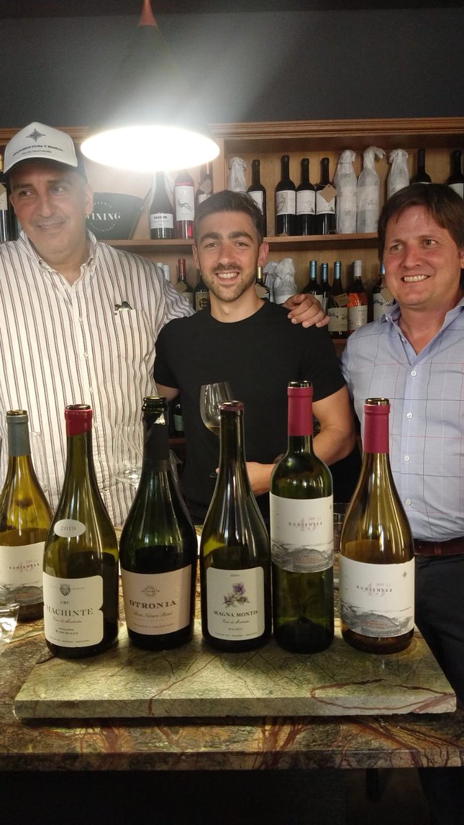VinotecaMRWines's tweet image. Ayer 45 personas se acercaron a Wining entre las dos degustaciones que  hicimos/ 1ro Otronia y Magna Montis y 2do #LosElegidosDeMusu 
El vino me gusta mucho, pero más me gusta comunicarlo!! A ustedes no les pasa lo mismo?