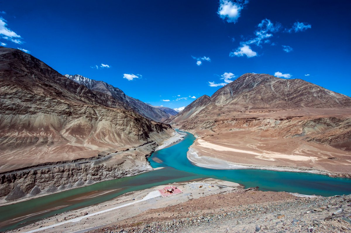 PhotoyogiNFT's tweet photo. Hello NFT family, I've just posted another image to my @withFND collection "Call from the Mountains" I called this Sangam (Confluence). 
The confluence of two rivers is comparable to the meeting of two minds read more ..
https://t.co/2UnNAU6OSa
RP : 0.4 $eth https://t.co/4EPP32ecTz