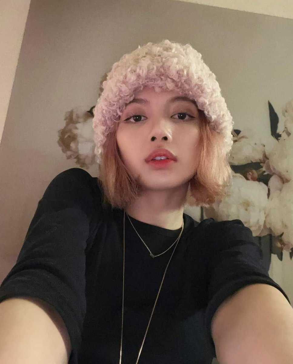 blackpinkcuteee's tweet photo. Lisa up ảnh rồi nè nhớ giữ ấm nhé cục bông của tụi em  ❄🐥❤
- IG - 
#LalisaManoban #BLACKPINK https://t.co/OmCLyXg6oO