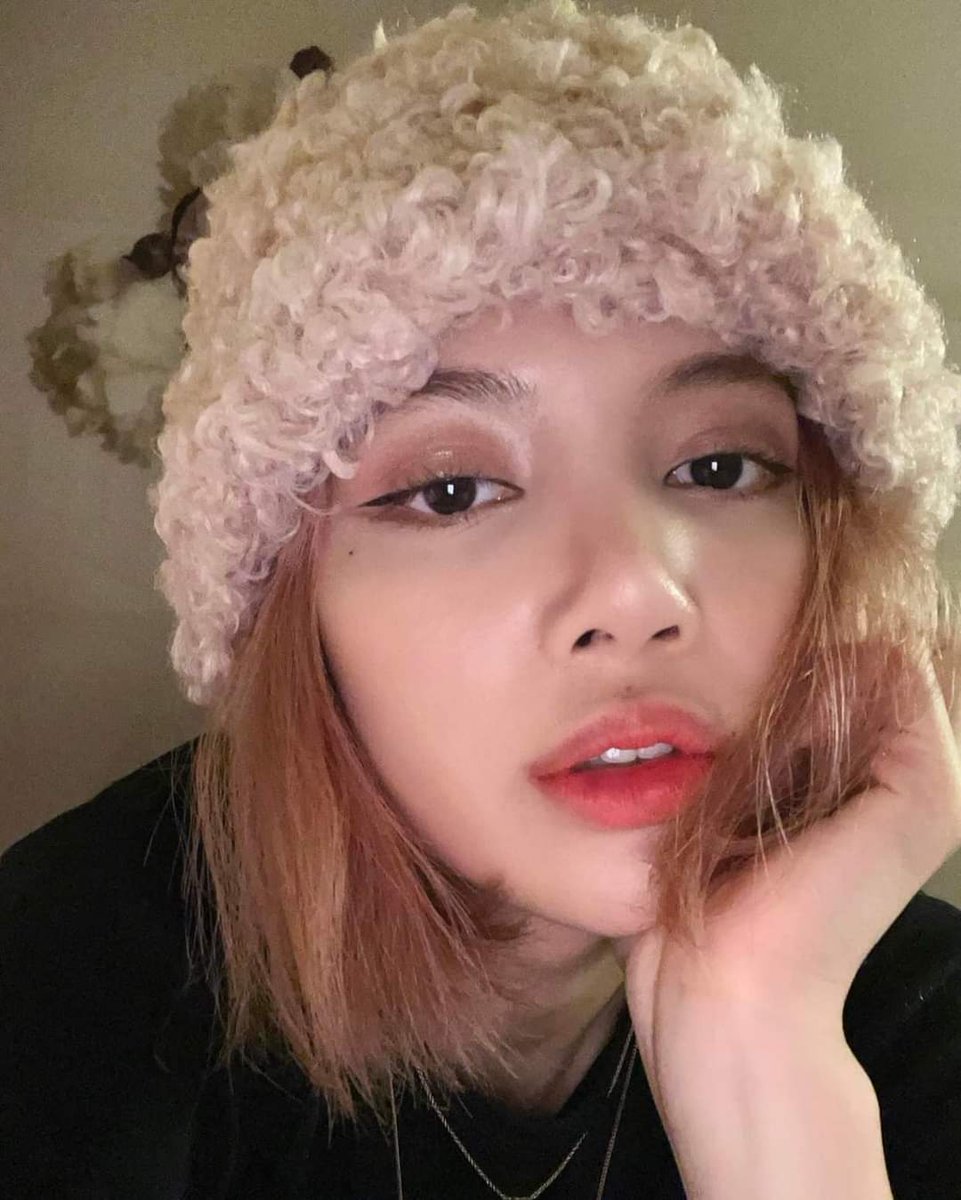 blackpinkcuteee's tweet photo. Lisa up ảnh rồi nè nhớ giữ ấm nhé cục bông của tụi em  ❄🐥❤
- IG - 
#LalisaManoban #BLACKPINK https://t.co/OmCLyXg6oO