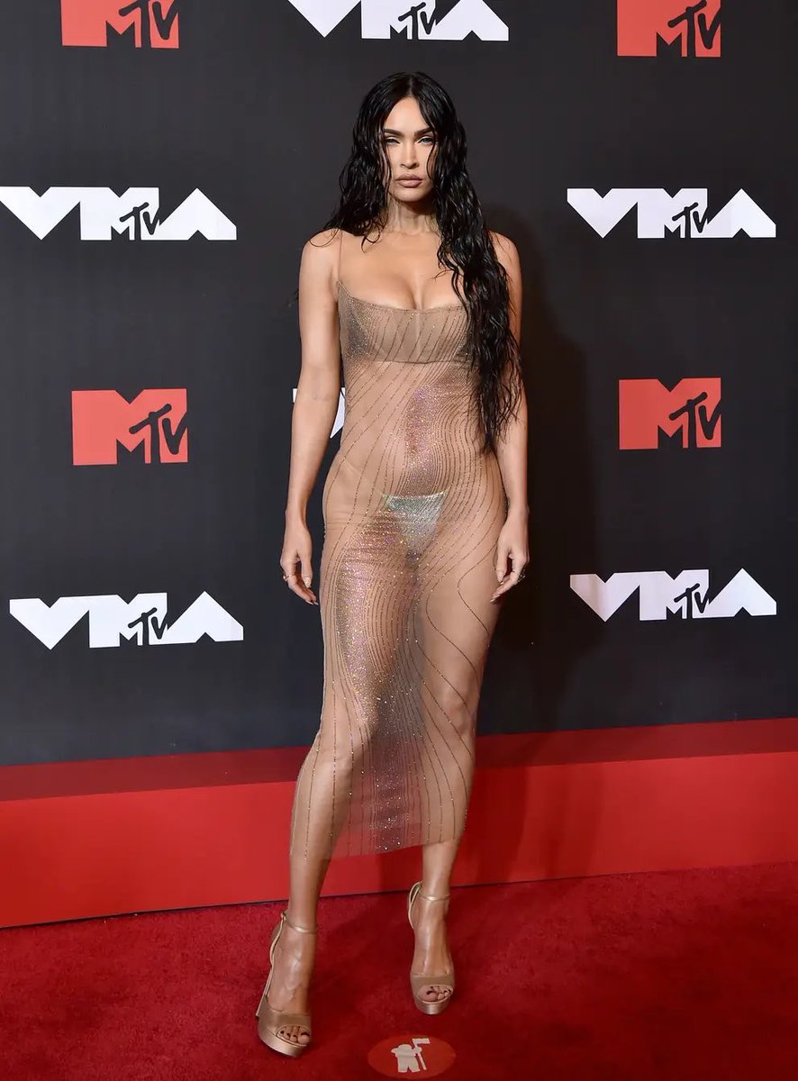 BeAttractive_'s tweet photo. Here are some of the most iconic red carpet looks wearing the hottest designer pieces in 2021.

In frame- Megan Fox in Mugler, Dua Lipa in Versace, Zoe Kravitz in Saint Laurent, Bella Hadid in Schiaparelli, Dakota Johnson in Gucci https://t.co/IAu83MSuEz