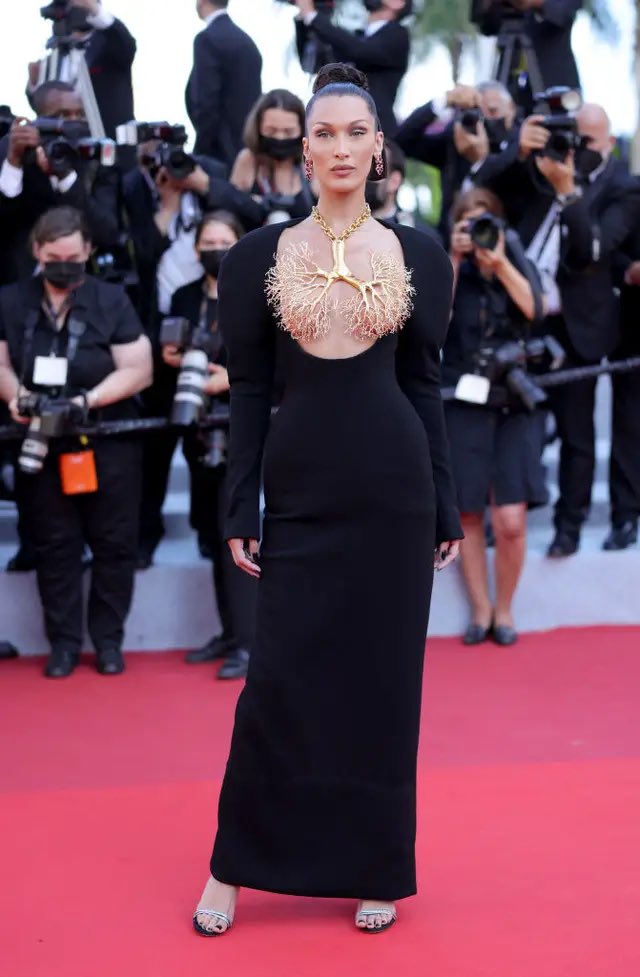 BeAttractive_'s tweet photo. Here are some of the most iconic red carpet looks wearing the hottest designer pieces in 2021.

In frame- Megan Fox in Mugler, Dua Lipa in Versace, Zoe Kravitz in Saint Laurent, Bella Hadid in Schiaparelli, Dakota Johnson in Gucci https://t.co/IAu83MSuEz