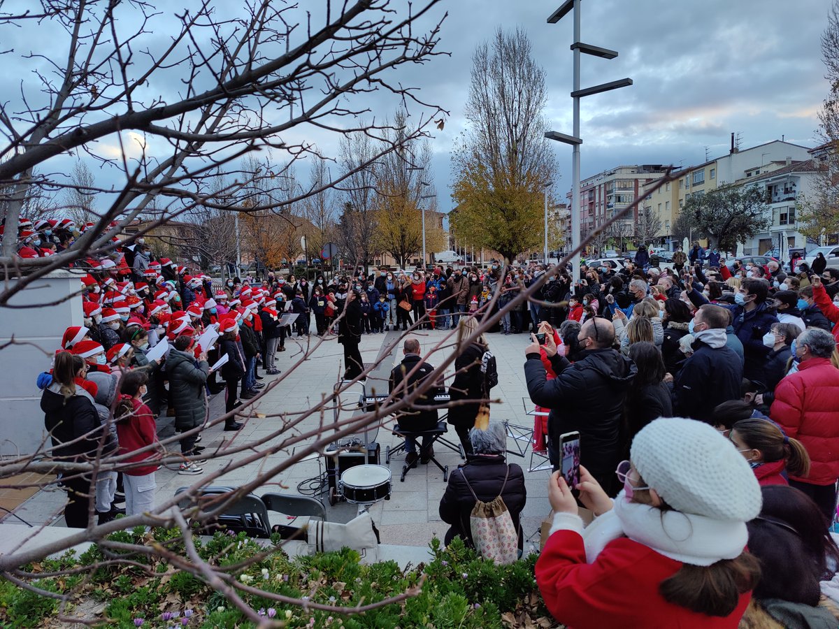 ConserBaza's tweet photo. Estamos muy ilusionados por la buenísima acogida del concierto del pasado 17 de diciembre. ¡Gracias de corazón a todos los intérpretes y a todos los asistentes, que a pesar del intenso frío reinante quisieron compartir esa tarde tan especial con nosotros! 🎅🏻🎄🎵 https://t.co/WmDm2i5dVS