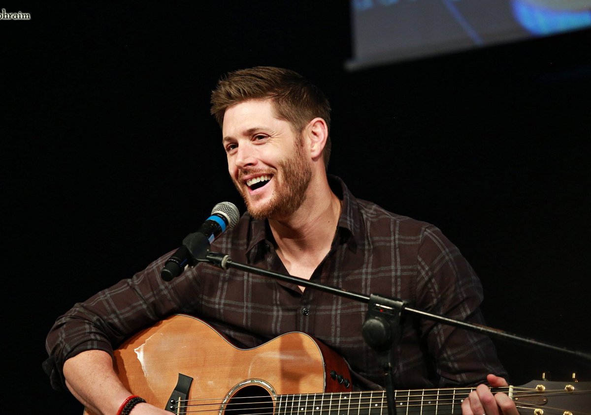 Radio company sounds. Дженсен Эклз поет. Дженсен Эклз с гитарой. Jensen Ackles Sounds of Someday. Дженсен Эклз фото поет.