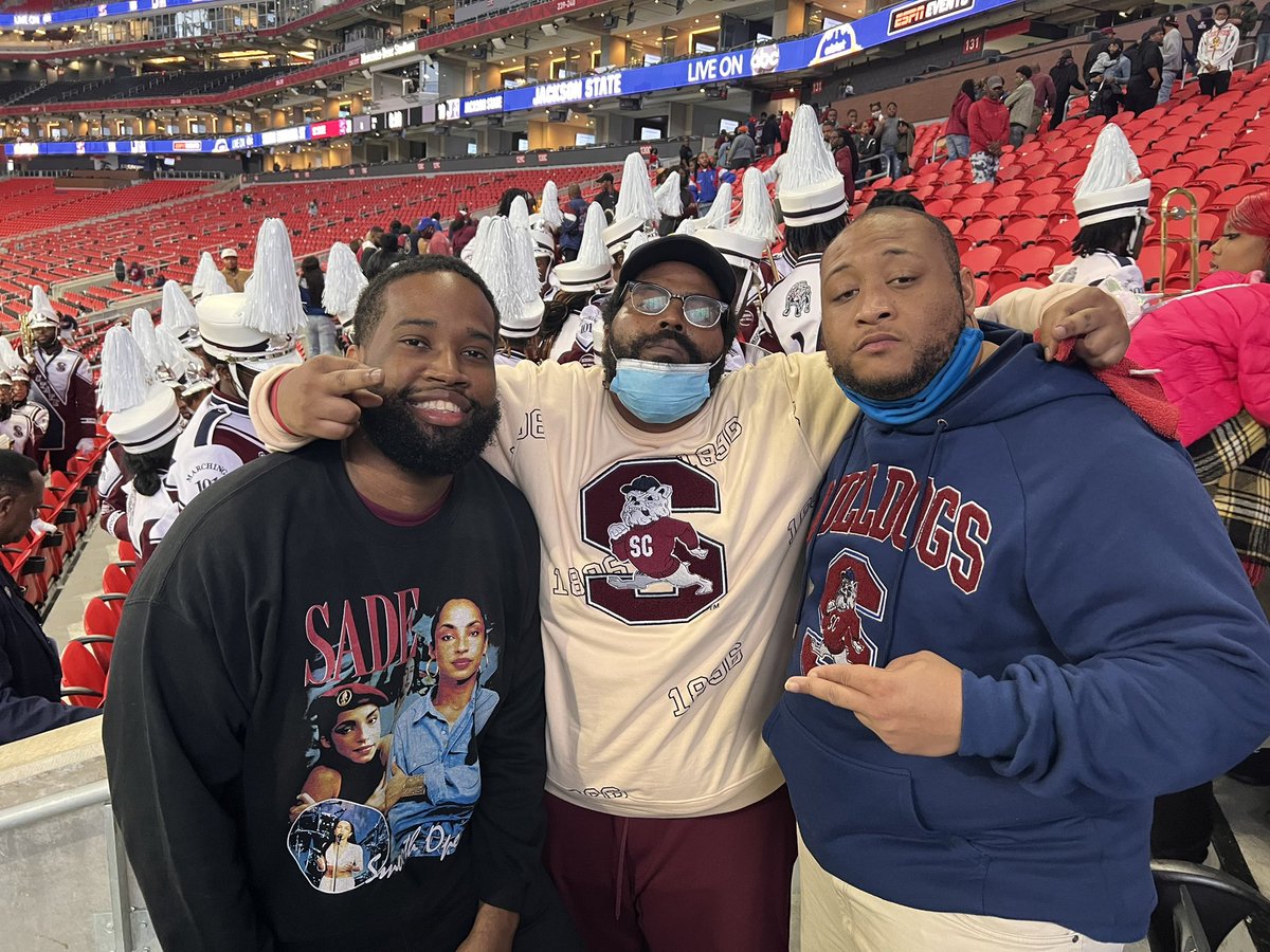 Soup_KKoola's tweet photo. So I was able to link with my lbs yesterday. We don’t be all at the same place often so we had to get this picture
Then Mr half n half himself got with us too
Then we brought out the whole squad
#TEE #ZUH #TBI #SCSU #Marching101 #1969 https://t.co/9U5qOZvAj5