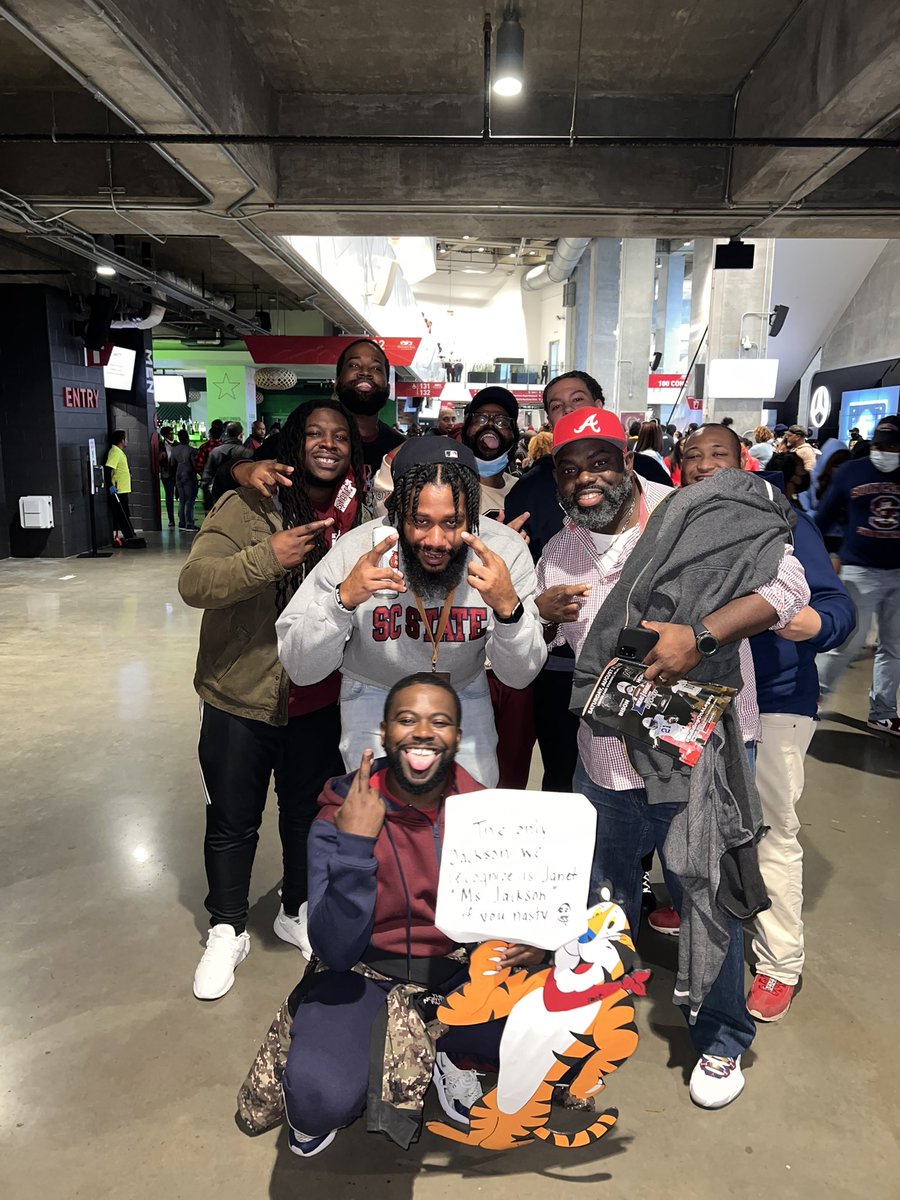 Soup_KKoola's tweet photo. So I was able to link with my lbs yesterday. We don’t be all at the same place often so we had to get this picture
Then Mr half n half himself got with us too
Then we brought out the whole squad
#TEE #ZUH #TBI #SCSU #Marching101 #1969 https://t.co/9U5qOZvAj5