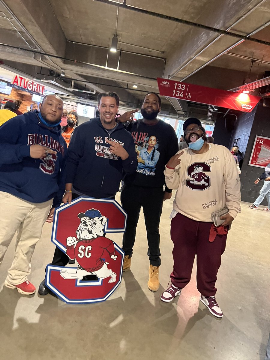Soup_KKoola's tweet photo. So I was able to link with my lbs yesterday. We don’t be all at the same place often so we had to get this picture
Then Mr half n half himself got with us too
Then we brought out the whole squad
#TEE #ZUH #TBI #SCSU #Marching101 #1969 https://t.co/9U5qOZvAj5