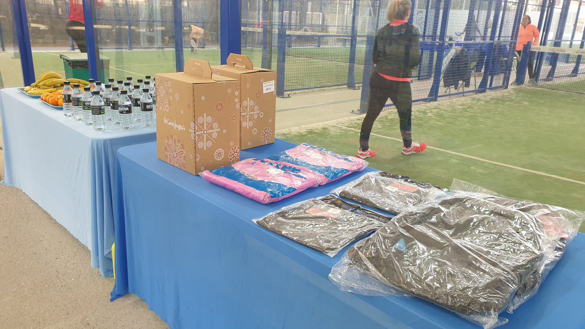 GSDcdeportivo's tweet photo. Éxito rotundo de participación en nuestro I Torneo solidario de pádel @GSDcdeportivo #Alcalá @weplaypadel. 1200€ para apadrinar a 3 alumnos de @gredossandiego École internationale au Cameroon gracias a @fundaciongsd
Muchas gracias a todos por vuestra ayuda y Feliz Navidad! https://t.co/jkoBSJB1Lx