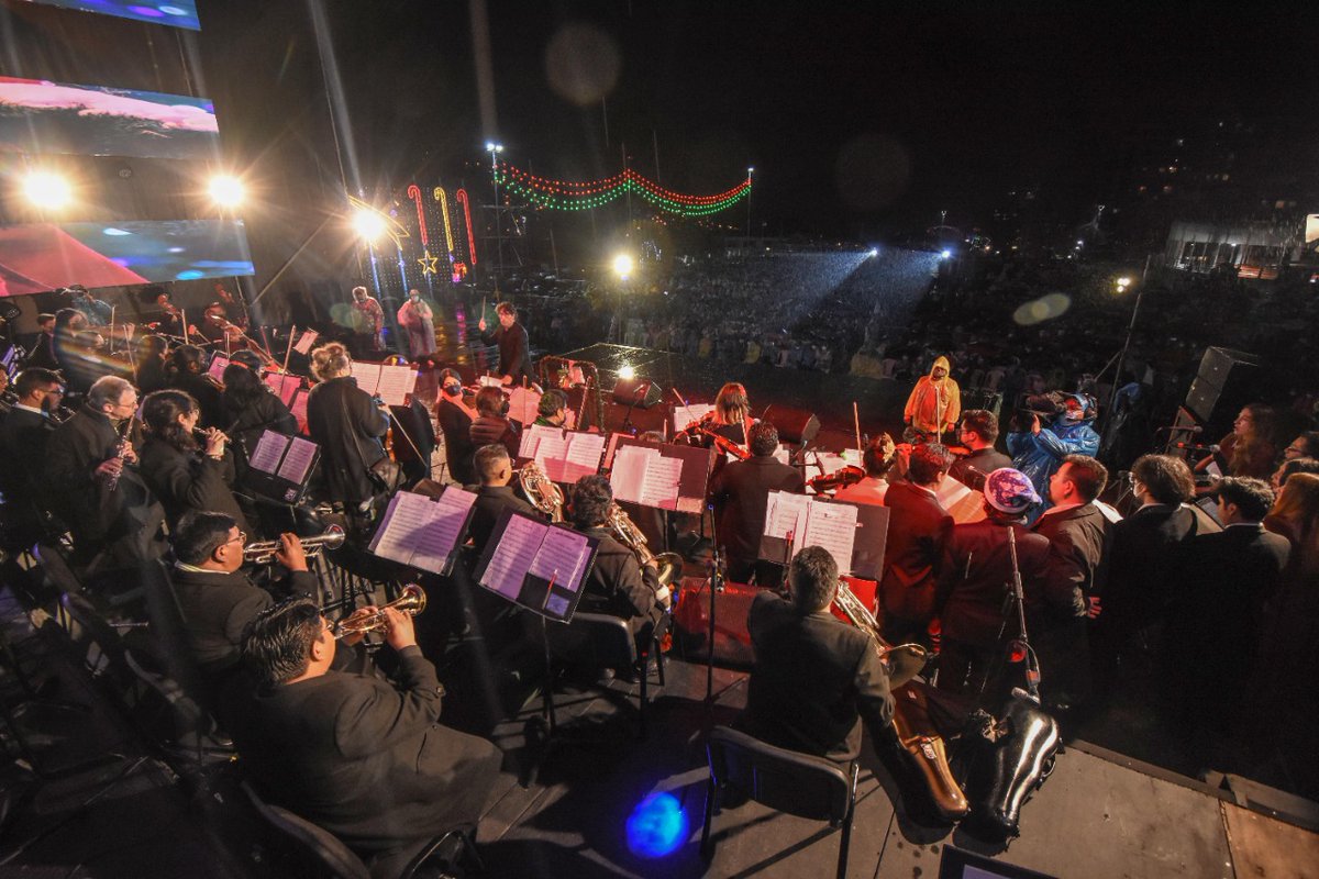 El 1 de julio la tea más grande, el 1 diciembre el árbol más grande y continuamos este 18 con el concierto navideño más grande. En el escenario 280 artistas cantaron al Niño Jesús melodías de paz y reconciliación. Sin descuidar emergencias, los paceños disfrutamos del buen arte.
