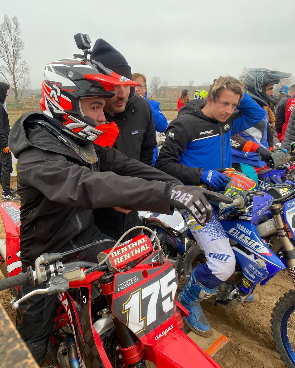 Día de Carreras!!!! 💥🏁 #175 MX Rufea <a href="/petrosantic/">Santi Costa Anglada</a> #oscarcorominas961 <a href="/Rins42/">Alex Rins</a> #erictomas84
.
#AA75
