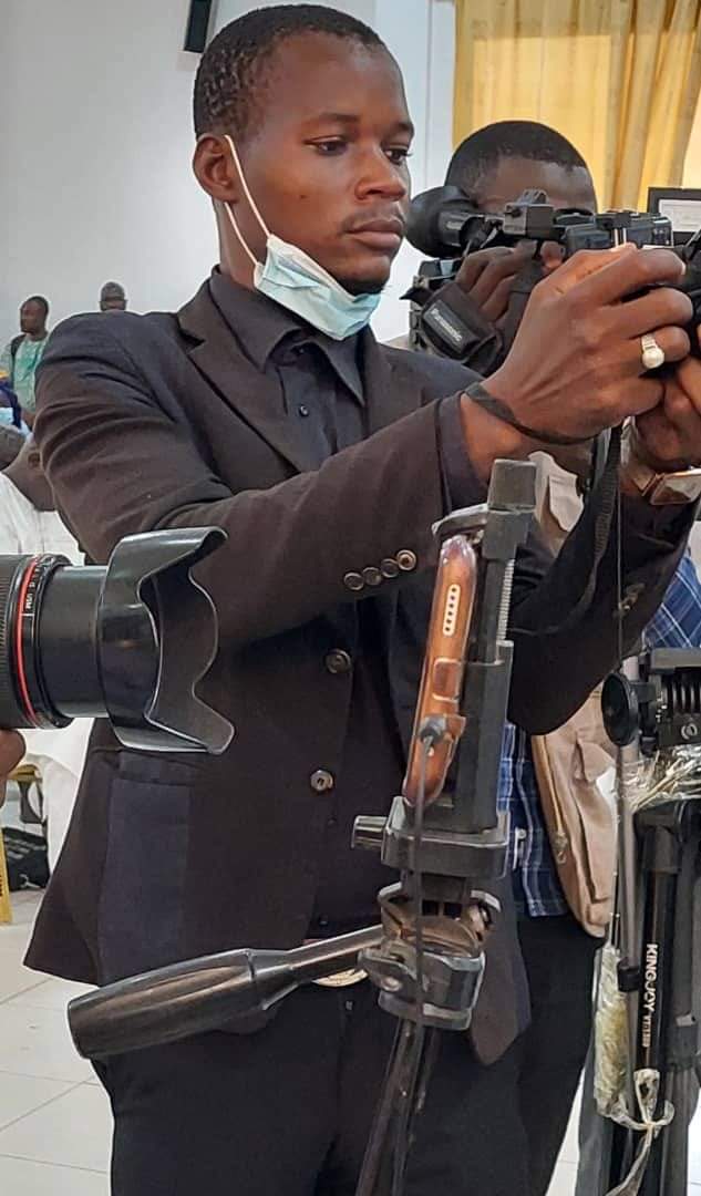 togola_z's tweet photo. Passionné, drôle et serviable, tel est notre blogueur @Bamadio10, diplômé d'une licence en communication. Il est journaliste au bi-hebdo La Dépêche. Très actif sur les réseaux sociaux et dans le monde associatif.
#Jesuisblogueur
#blogmedia
#hibiscus
#DjamanaBeDjo https://t.co/T6ppmlEYGA