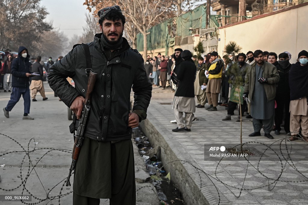 AFPphoto's tweet photo. #AFGHANISTAN
Hundreds queue for passports in bid to leave Afghanistan.
📸 @rasfan #AFP https://t.co/noISqds743