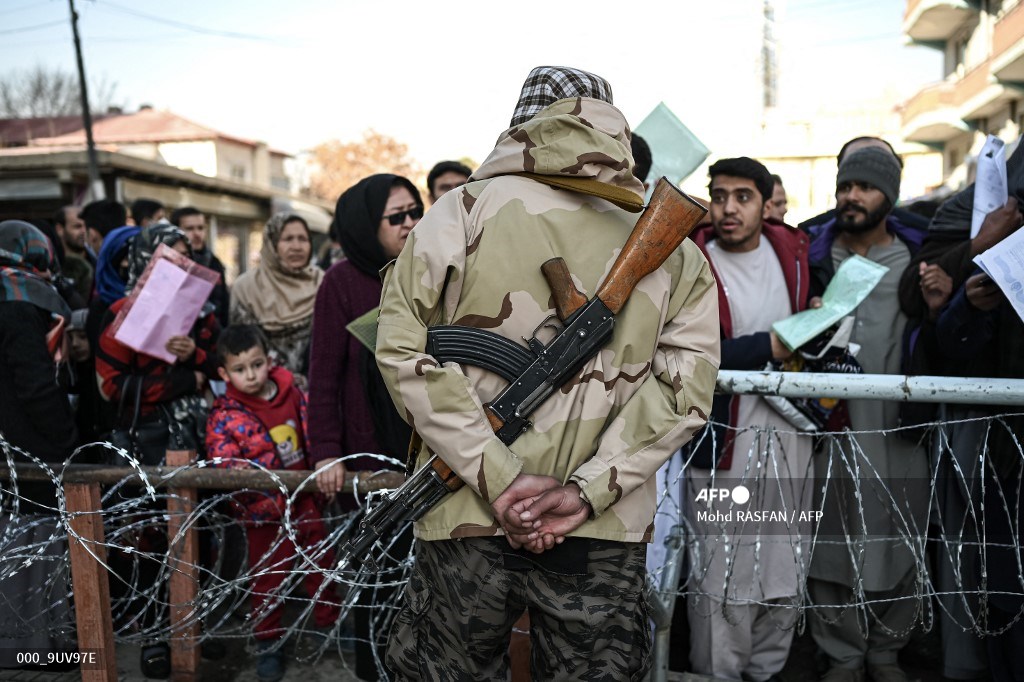 AFPphoto's tweet photo. #AFGHANISTAN
Hundreds queue for passports in bid to leave Afghanistan.
📸 @rasfan #AFP https://t.co/noISqds743