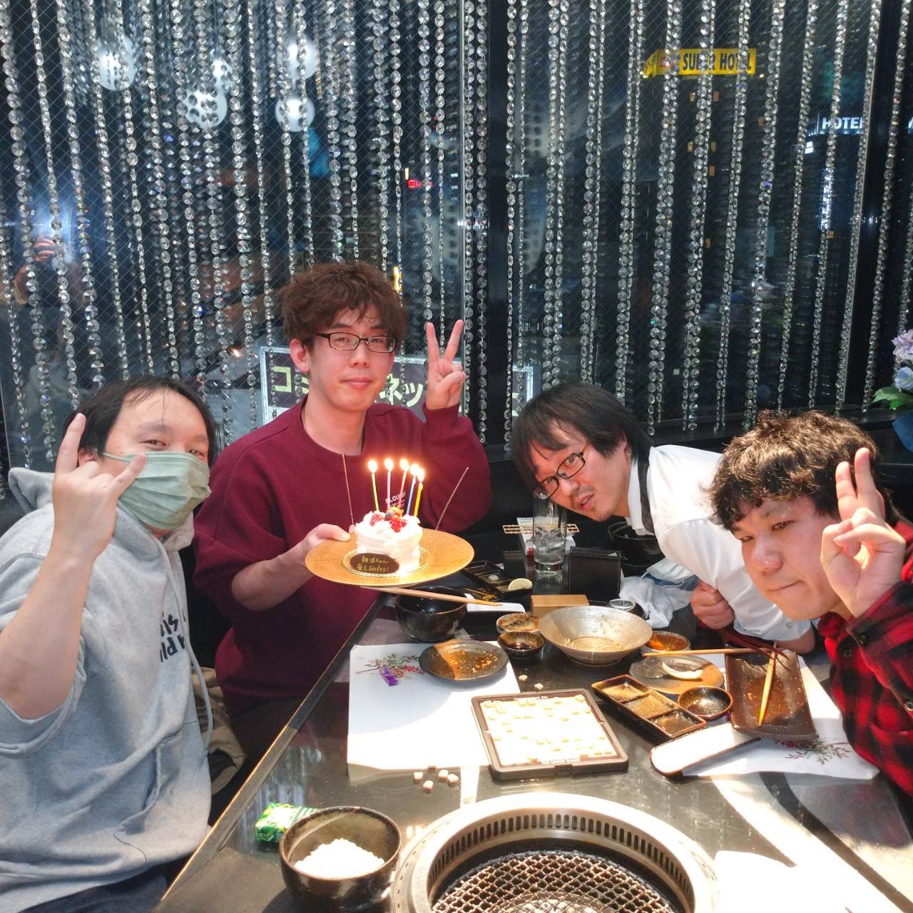 渋川難波 今日は雀王祝勝会してもらいました 参加人数は 驚きの4人 伝説の3人祝勝会から1人増えました しかも今回はサプライズケーキつきでした みんなありがとうー T Co Y3egzyzffa Twitter