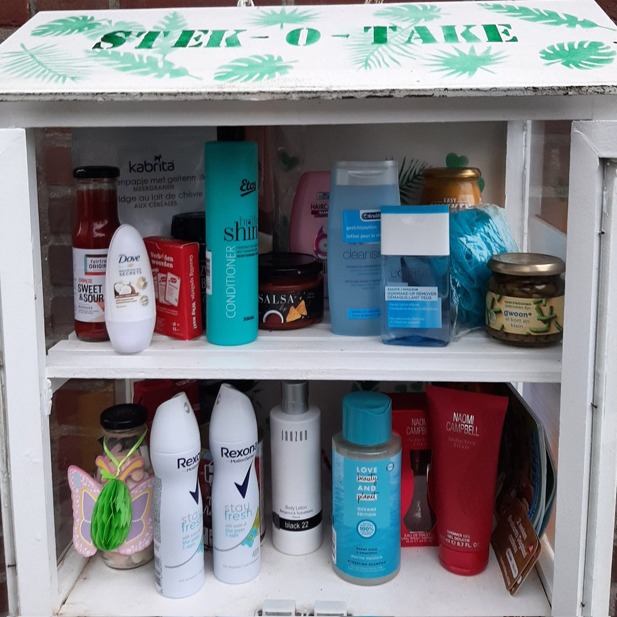 Door een mooie donatie van veel spullen voor lichamelijke verzorging is t kastje weer goed aangevuld! Delen is lief! #deelkastje #levensmiddelenkastje #bernheze #heeswijkdinther #meerstraat #samentegenarmoede