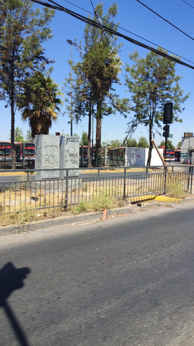 milobombiela's tweet photo. @CarlosC68706639 Comuna de puente alto terminal completo con micros.  Y la gente sin poder votar https://t.co/cQnuVYBUei