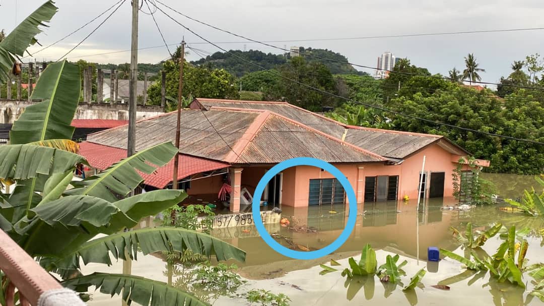 ZaidahRahman's tweet photo. KEadaan ptg td. Air surut sikit2. BAteri dh abes. Harap ade yg mmbantu. #DaruratBanjir #BanjirSelangor #BanjirPuchong https://t.co/VALzyTfVQ1