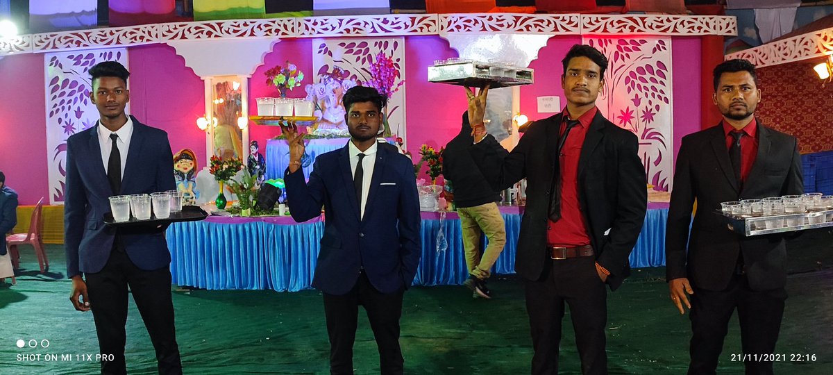 B_DeEaPk's tweet photo. Waiter Boy's https://t.co/ln8KfNliMU
