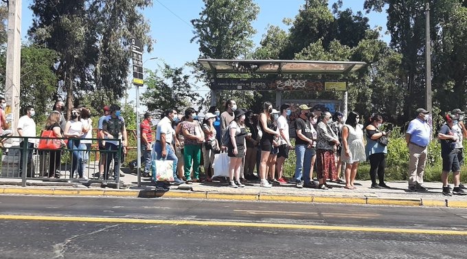PiensaPrensa's tweet photo. Mientras la ministra Gloria Hutt @GloriaHutt
te miente en la TV, la gente amontonadas en los paraderos @MTTChile @DTPMet @Red_Movilidad
@TuTranSapp #SueltenLasMicros https://t.co/GtBvBAp8HU