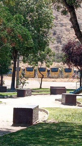PiensaPrensa's tweet photo. Microbuses GUARDADOS en terminal de Puente Alto México con Eduardo Cordero  
FOTO @pepaeyzaguirre https://t.co/z7VIggJseX